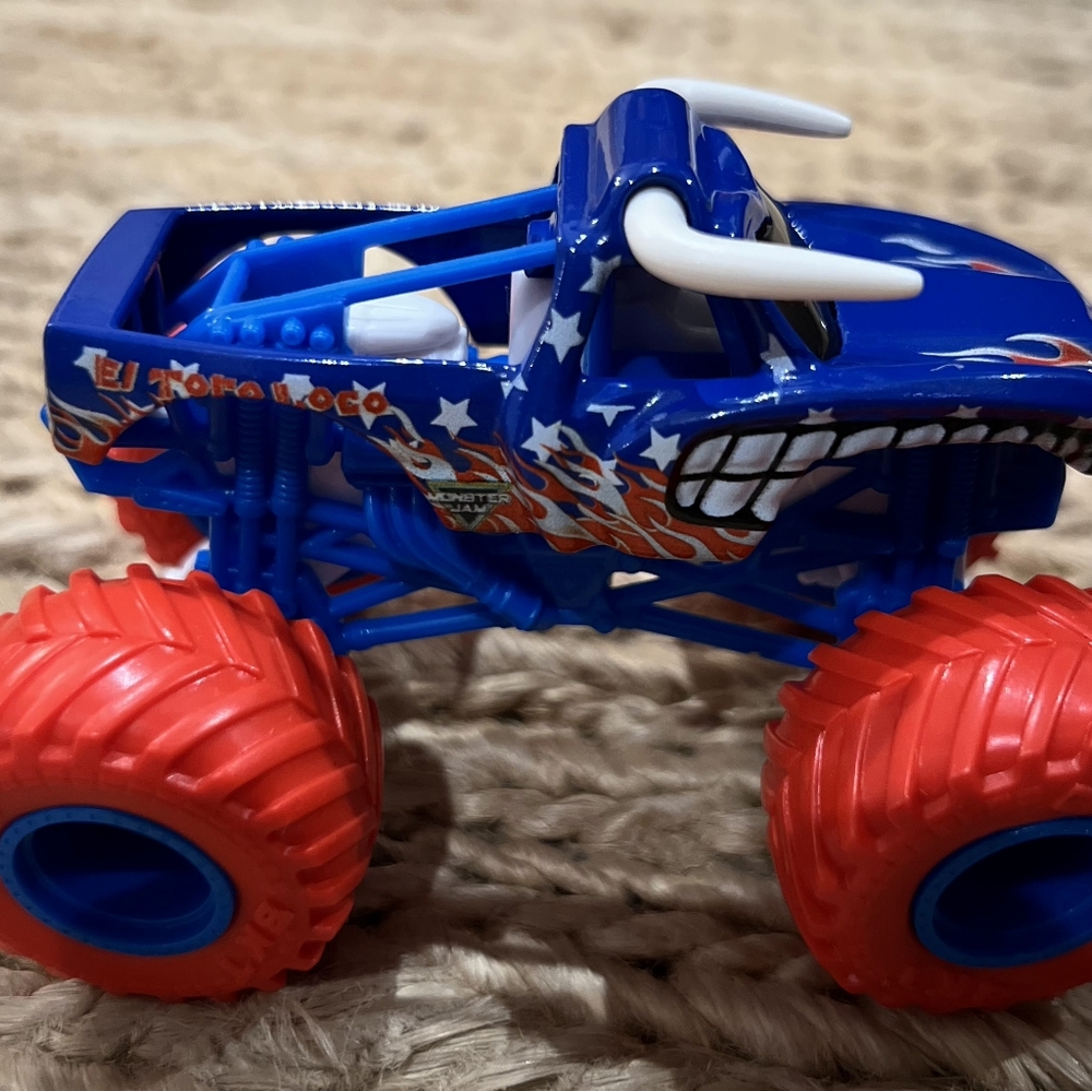 Monster JAM El Toro Loco vs Megalodon Toy Trucks STARS AND STRIPES - Picture 3 of 11